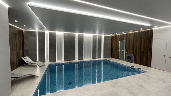 Натяжной потолок в бассейн