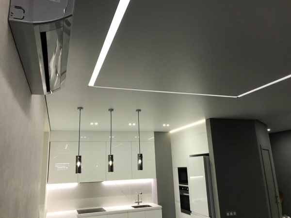 Пример натяжного потолка с подсветкой в квартиру