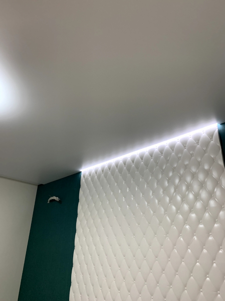 Фото натяжного потолка с подсветкой