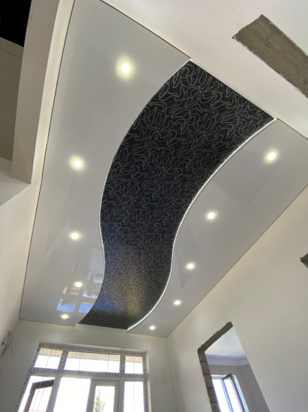 Фото натяжного потолка со спайками полотен