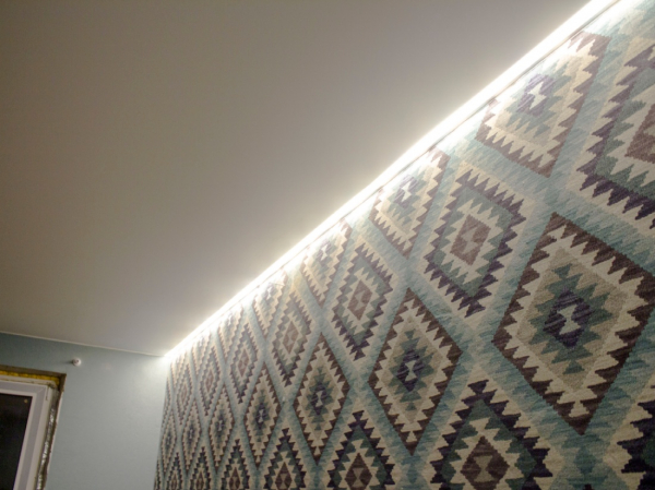 Пример парящего натяжного потолка в гостиную