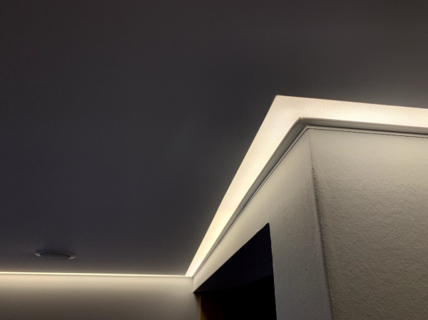 Пример натяжного потолка с подсветкой в прихожую