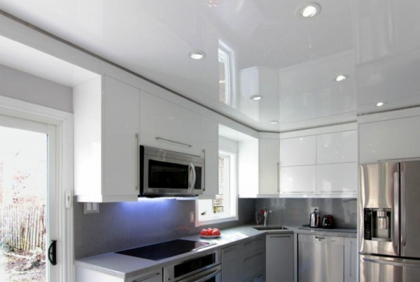 Глянцевые натяжные потолки