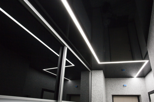 Глянцевые натяжные потолки